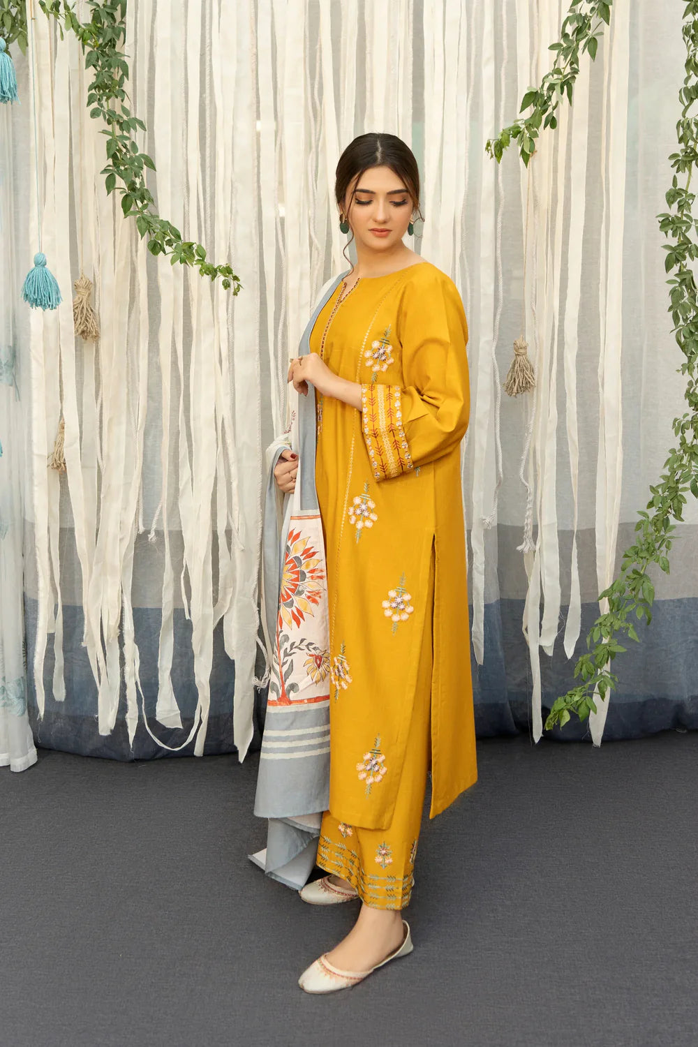 A SLING LAWN COLLECTION YELLOW COLOR