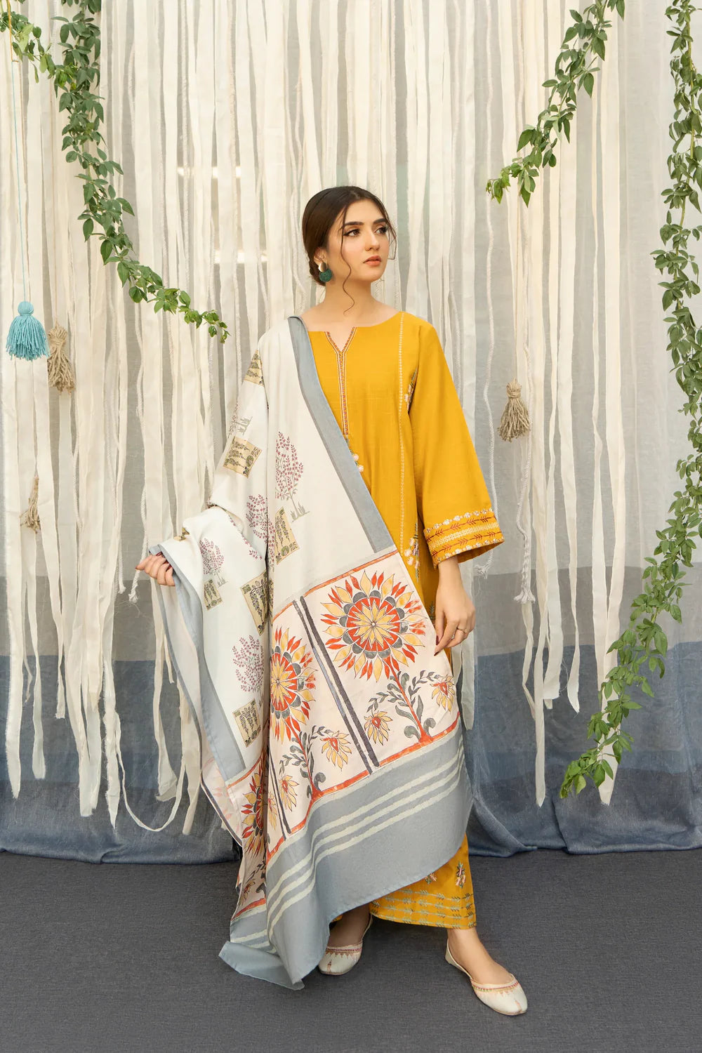 A SLING LAWN COLLECTION YELLOW COLOR