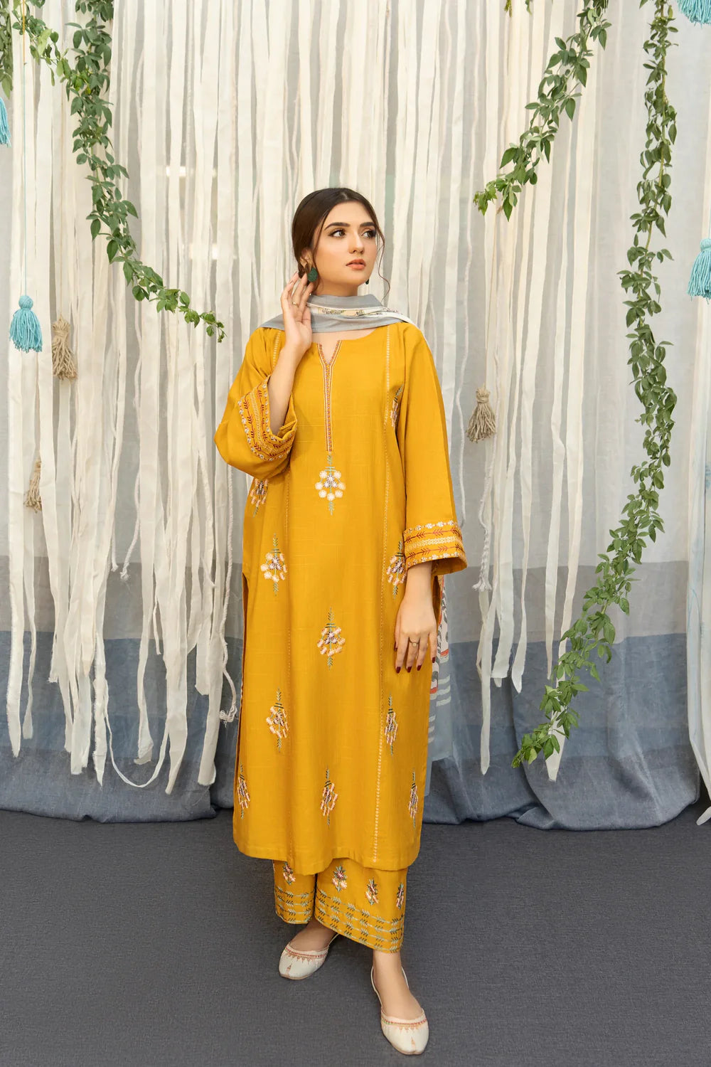 A SLING LAWN COLLECTION YELLOW COLOR