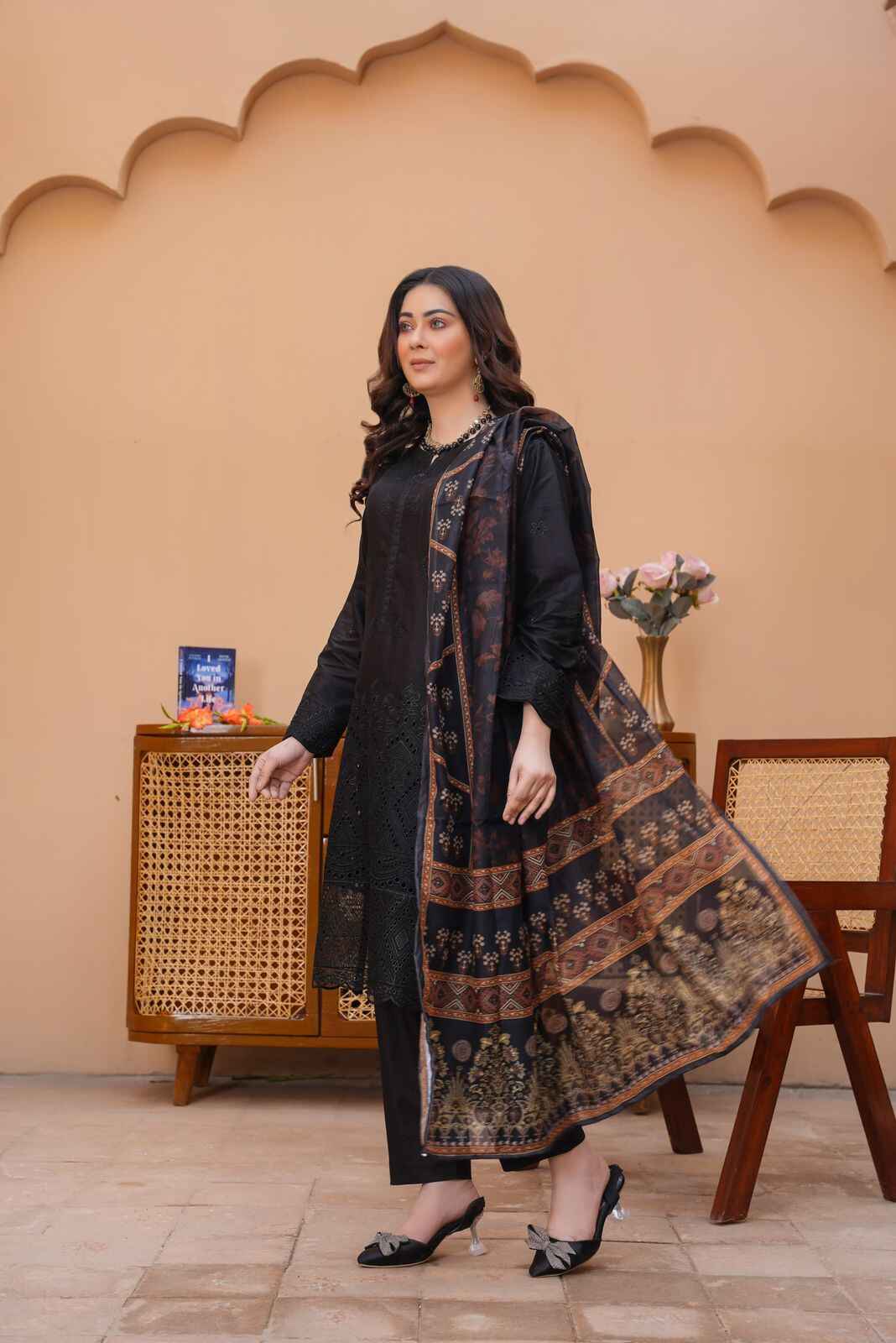 Emaan Eshaal Lawn Chiken Kari Black D#103