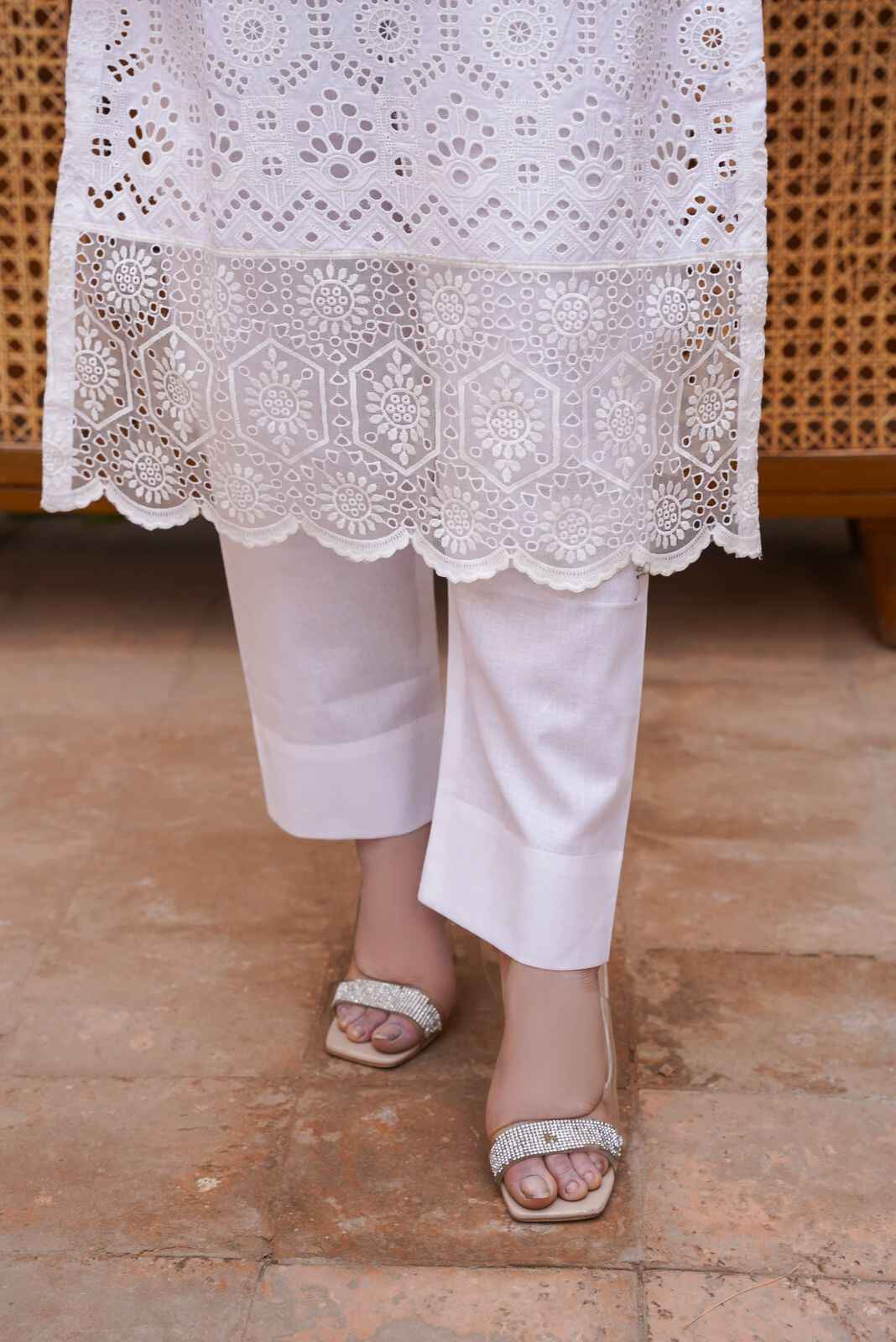 Emaan Eshaal Lawn Chiken Kari White D#102